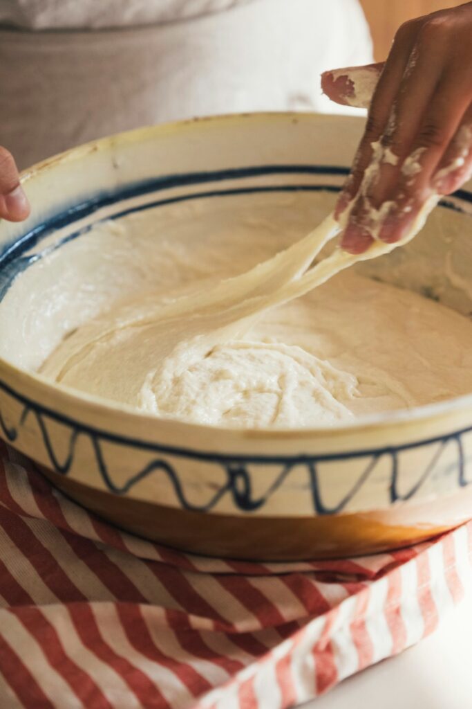 Impasto per dolci fatto in casa in stile cucina di montagna